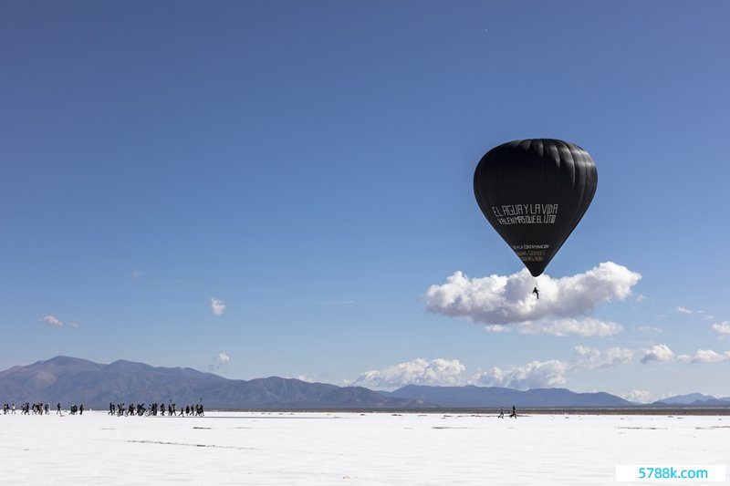 《与Pacha沿途，飞入Aerocene》（静帧），2017~2023 数字影片，76’ 25’’ 马克西米利亚诺·莱纳和托马斯·萨拉切诺执导 编剧：克劳迪娅·阿博夫、托马斯·萨拉切诺、约西·哈维里奥 © Aerocene基金会